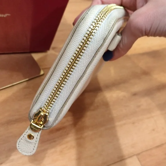 Salvatore Ferragamo Cream Beige Zip Around Wallet With Box - Picture 4 of 17